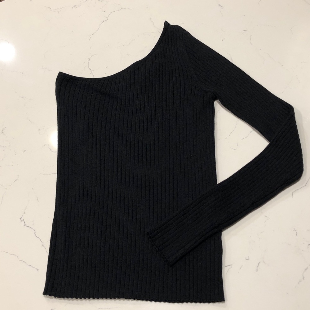 One-sleeve black ribbed-knit shirt